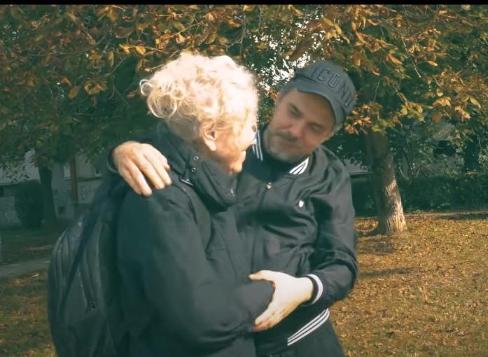 "BIO SAM ZLOSTAVLJAN SA PET GODINA, DETINJSTVO MI JE BILO TRAUMATIČNO" Naš pevač preživeo jezivi pakao, sada se ogolio pred celim svetom: Majka je plakala