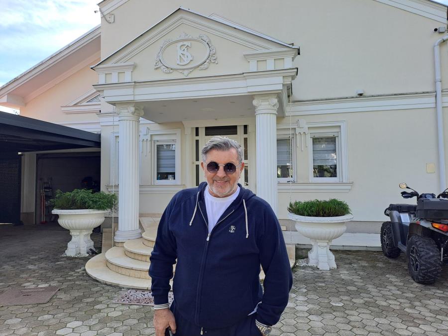 NEKAD JE ČISTIO KAFANE I TOALETE, A ONDA JE POSTAO PEVAČ I OD JEDNE PESME ZARADIO ZA STAN I KOLA! Danas ne zna šta će s parama, poseduje i vilu...