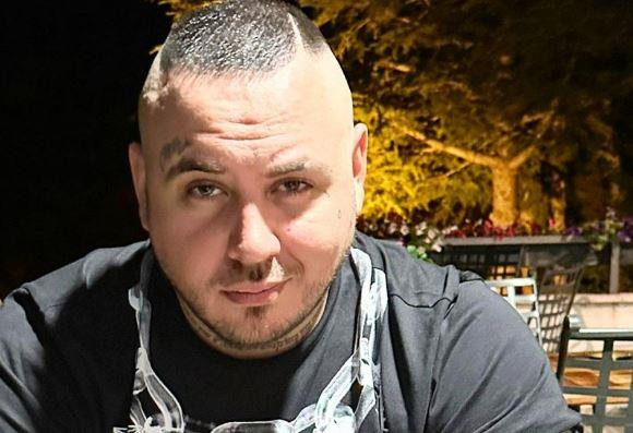 FILIP CAR UŽIVA ZA SVE PARE! Opustio se na brodu, dok jedan detalj na majici ŠOKIRA (FOTO)