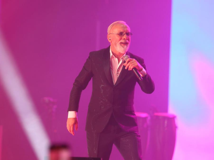 DOK SU ISPRED KOŠEVA VIKALI "DINO, LOPOVE", ON NIJE NI POGLEDAO! Merlin nastavio koncert dok je ispred stadiona vladao haos