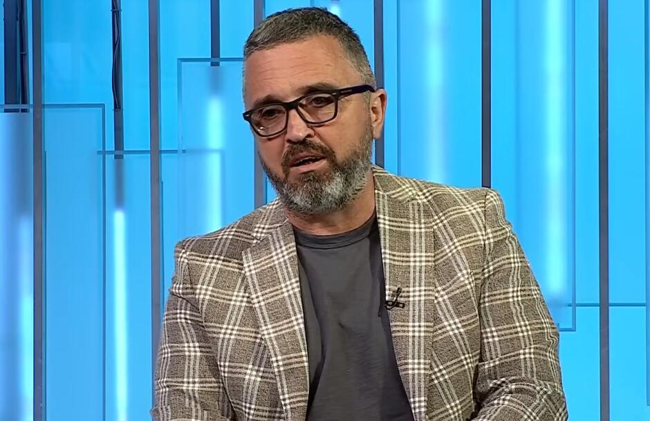 TEROR SE NASTAVLJA! NASILNICI UPALI NA IMANJE DRAGANA J. VUČIĆEVIĆA Razbacivali i lomili stvari, pretili na sav glas u trenutku dok mu je porodica spavala