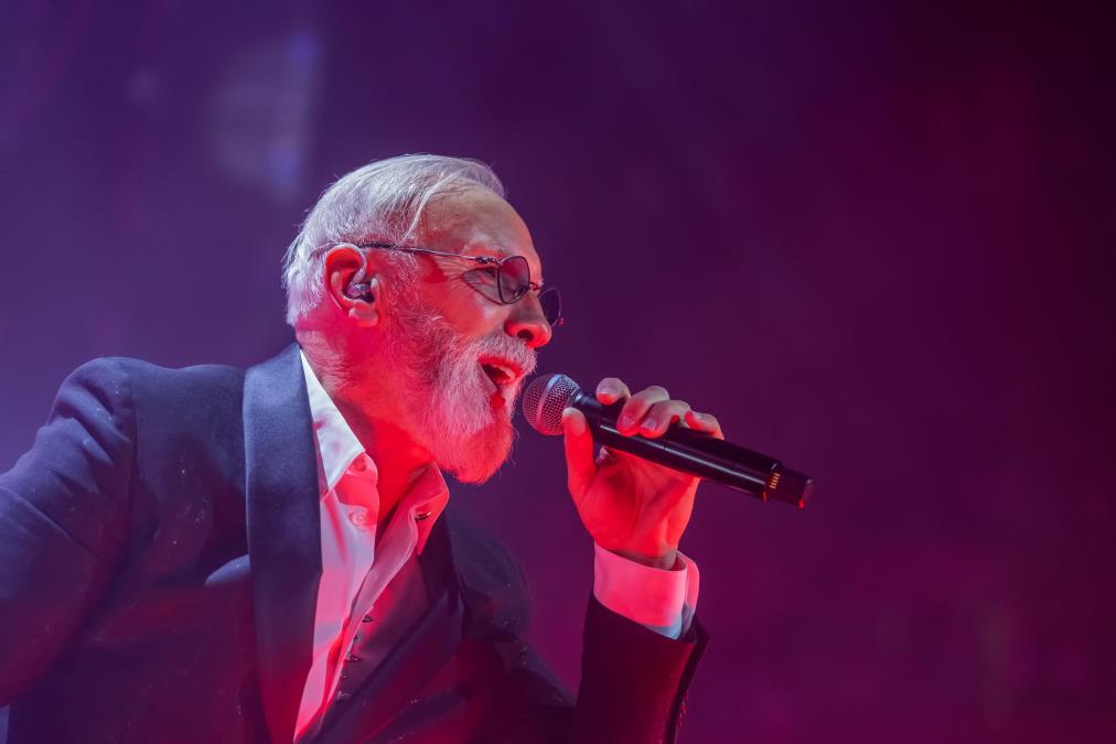 REGION SE SJATIO NA KONCERT DINA MERLINA NA KOŠEVU! Usnimili smo ga na dolasku, a kada se popeo na binu horda ljudi sa njim pevala svaki hit (VIDEO)