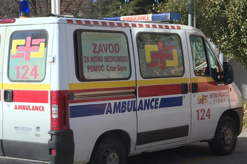 MOTOCIKLISTA OBORIO PEŠAKA U TIVTU: Povređeni prevezen u bolnicu, policija obavlja uviđaj