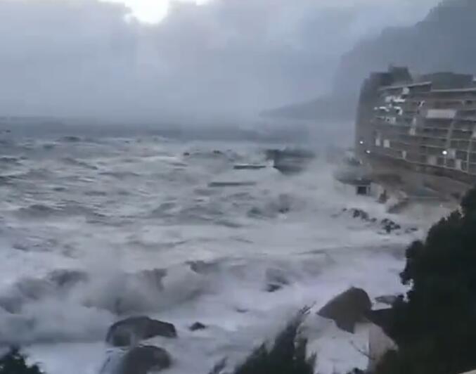 STRAH OD NAJGOREG SCENARIJA: Više od 80 migranata nestalo nakon što im se brod prevrnuo u Sredozemnom moru