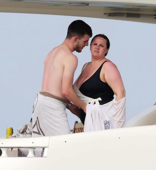 MULTIMILIONER  I DEBELA DEVOJKA! Izabranica zvezde Arsenala na udaru zbog svog fizičkog izgleda!  Fudbaler kritičarima na najlepši način zapušio usta...