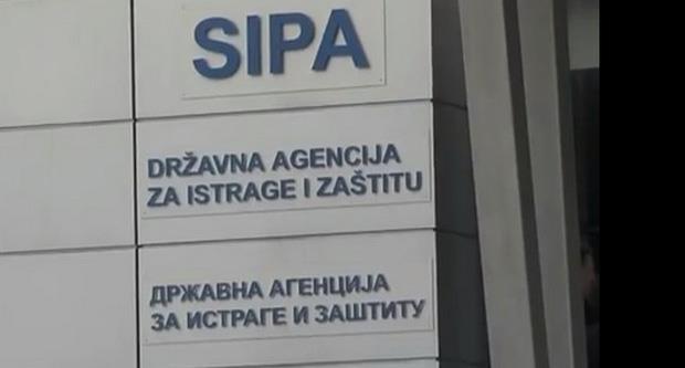 SIPA IZVELA AKCIJU "FORD", UHAPŠEN ORGANIZATOR KRIJUMČARENJA MIGRANATA Prilikom pretresa lokacije osumnjičenog pronađen novac putničko motorno vozilo kao dokaz