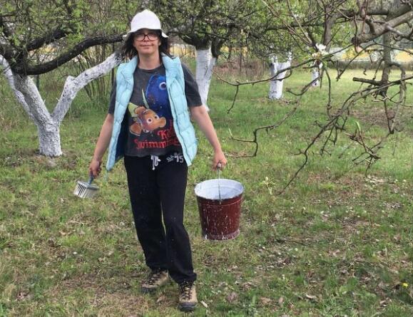 Glumica napustila Beograd i otišla na selo: Život u gradu zamenila prirodom, tamo muze koze i okopava baštu "Slušam ptičice, a motika je čudo!"