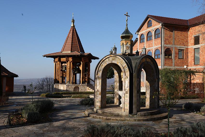 Ovaj manastir krije zakopano blago: Deca se tamo krste u ledenoj vodi, a mnogi dolaze zbog jedne legende