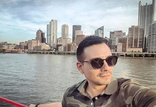 U DIJASPORI ZARADIO OGROMNE PARE, A U BEOGRADU NIKAD NIJE ZAPEVAO: Poznati pevač imao ozbiljne hitove i popularnost, sad otkrio zašto ga nije bilo u prestonici