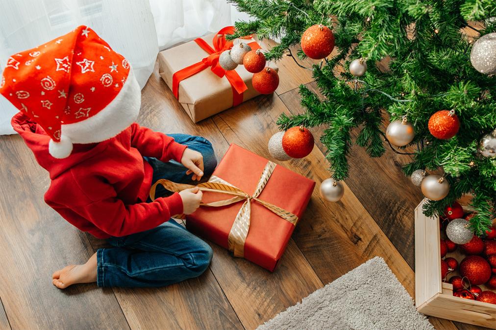 Kako sakriti novogodišnje poklone od dece? 8 proverenih mesta na koja neće ni pomisliti da gledaju