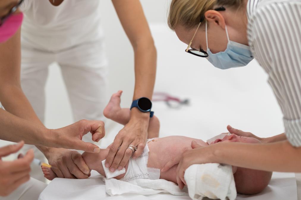 BEBE VAKCINISANE BUGARSKOM VAKCINOM, A ONDA SU SE POJAVILE OZBILJNE REAKCIJE: Zašto je izabrana baš ona?