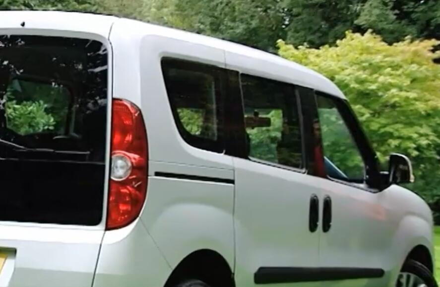 NESVAKIDAŠNJI PRIZOR ZABELEŽEN KOD SMEDEREVA! Tele pokušalo da pobegne iz kombija (FOTO)