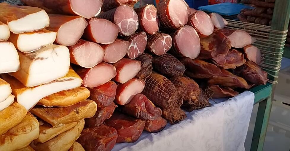 Domaći kulen 3.500 dinara, a evo koja je cena za 5 kg masti! Cenovnik srpskih domaćina zapalio mreže: 