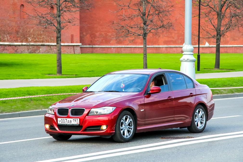TEŠKA SAOBRAĆAJKA! BMW se sudario sa Audijem pa se zakucao u stub, vozač od siline udara ispao iz automobila! Vatrogasci morali da seku krov da izvuku putnicu!