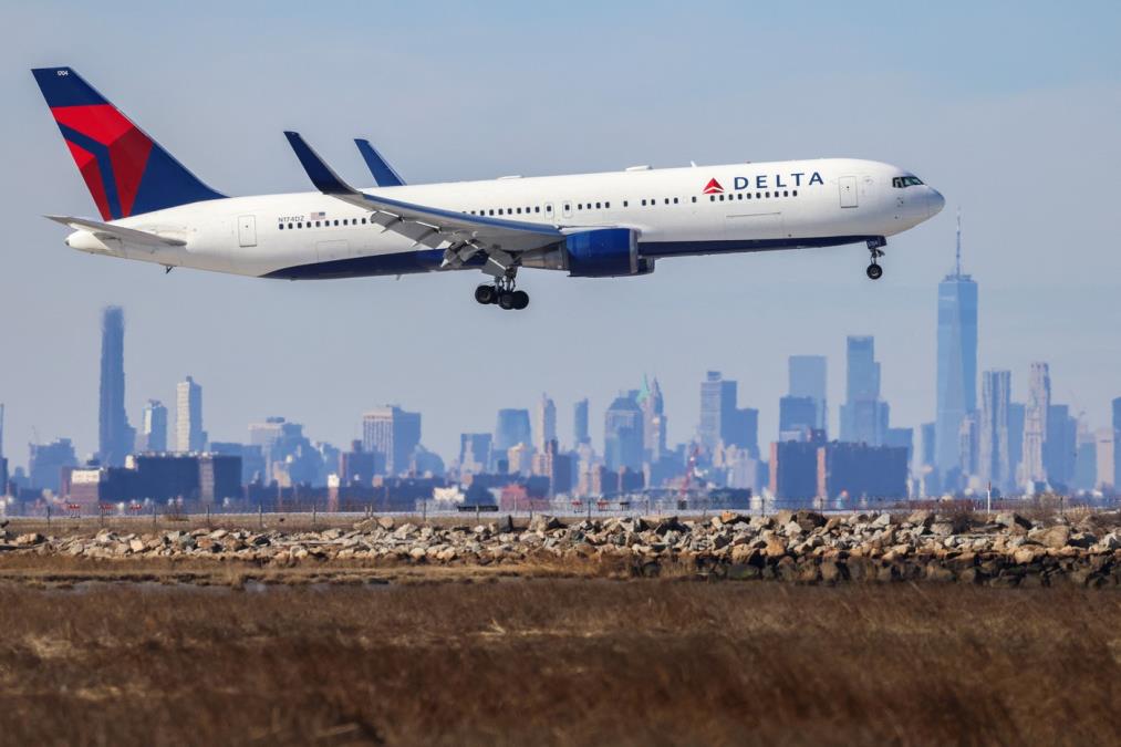 MISTERIOZNI MIRIS U AVIONU! Boing 787 hitno prinudno sleteo! Posadi naglo pozlilo na putu za Filadelfiju