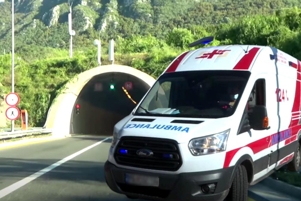 VOZ UDARIO U TERETNJAK, POVREĐEN VOZAČ: Strašna nesreća u Baru, vozilo u potpunosti demolirano