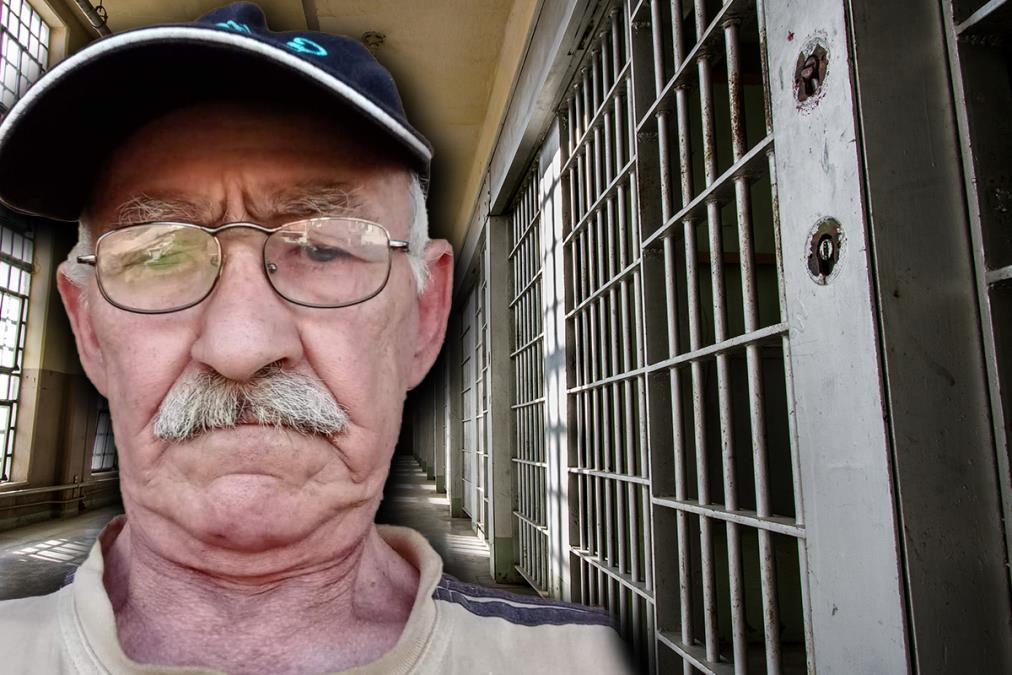 NA SUĐENJU ZAPOSLENIMA U PADINSKOJ SKELI PRIKAZANI SNIMCI PENZIONERA UBIJENOG U ZATVORU: Teško hoda kroz hodnike, a onda ga osuđenici i stražar nose u ćebetu!