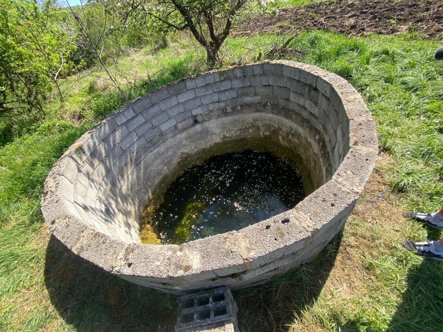 TRAGEDIJA KOD RAŽNJA: Žena se utopila u bunaru, vatrogasci izvukli telo!