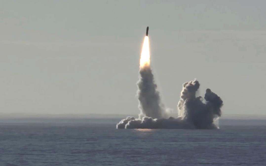 DVE "HELFAJER" RAKETE DIREKTNO U MAŠINSKI DEO BRODA: Američka pogodila i treći komercijalni brod u moreuzu (VIDEO)