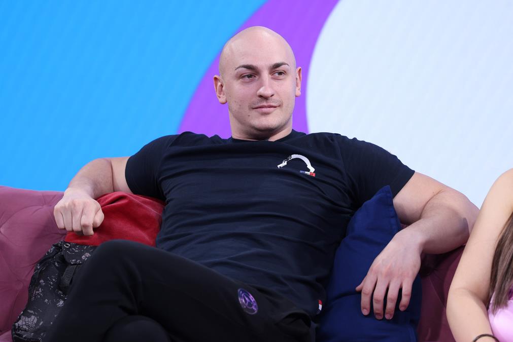 "MNOGE STVARI KOJE DOTAKNEM JA UNIŠTIM" Desingerica otkrio kako je došlo do ideje da "šije publiku u glavu", pa javno priznao: Ne zanimaju me tuđi komentari