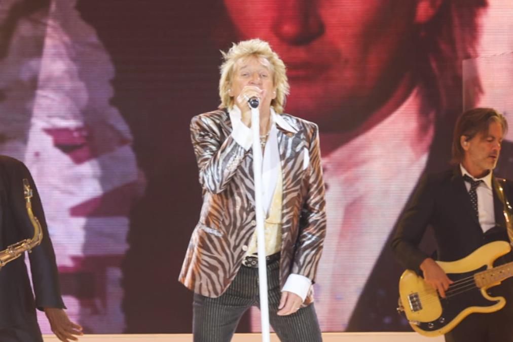 Rod Stjuart kolabirao usred koncerta: Morao da prima kiseonik, nastup dovršio na stolici (VIDEO)