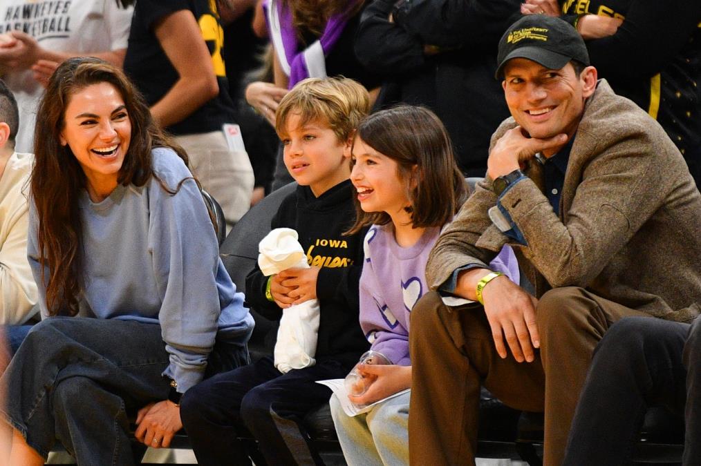 „Ne kupamo ih svakog dana“: Mila Kunis i Ešton Kučer iznenadili pravilom o higijeni dece