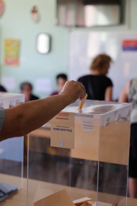 UŽIVO REDOVNI LOKALNI IZBORI 2026: Građani u 10 opština i gradova danas biraju odbornike