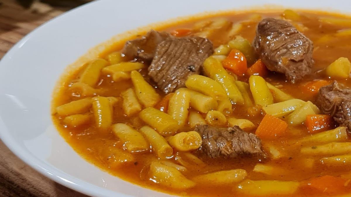 Boranija sa mesom po bakinom receptu: Jedan sastojak daje joj poseban miris i ukus