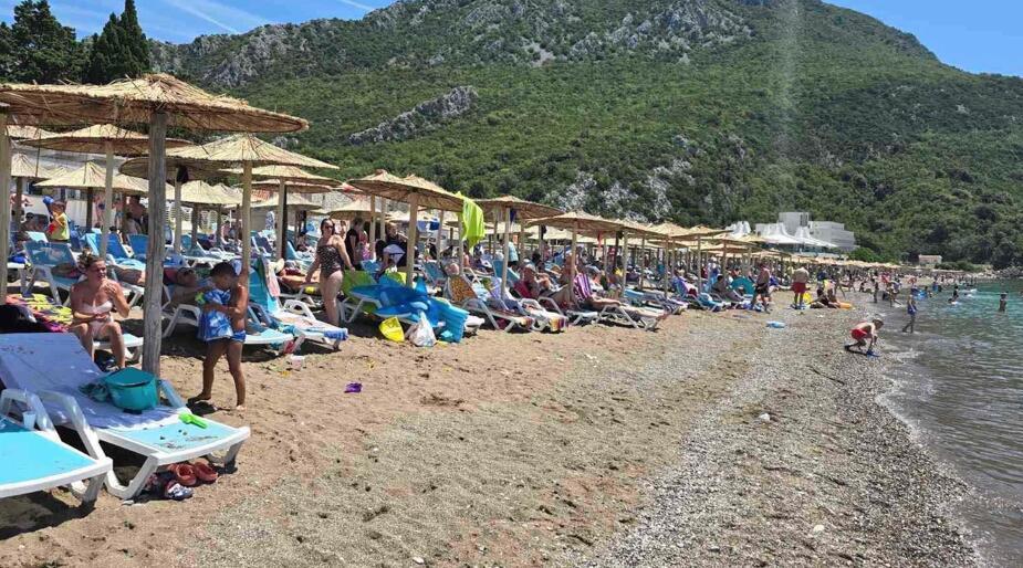 "Došla sam da se kupam, a dočekala me braon voda i smrad!" Šok na poznatoj plaži u Crnoj Gori! Izlila se kanalizacija, kupače upozoravaju da ne gutaju vodu!
