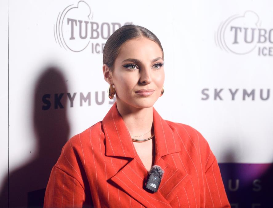 DŽEJLA ZAPEVALA "ĐURĐEVDAN" USRED HRVATSKE! Publika pala u trans i pevala uglas, snimak zapalio mreže (VIDEO)