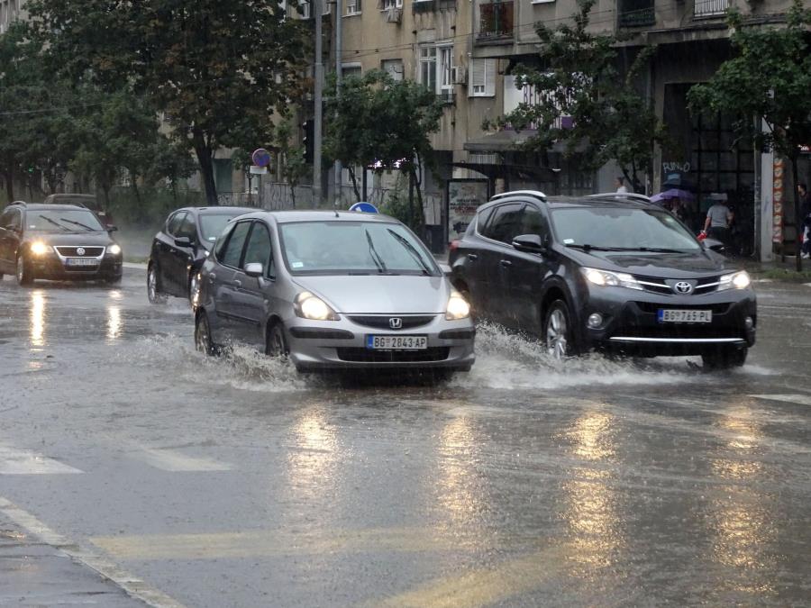 VAŽNO ZA SVE VOZAČE! Evo kakvo je stanje na putevima širom zemlje, zimske službe već na terenu