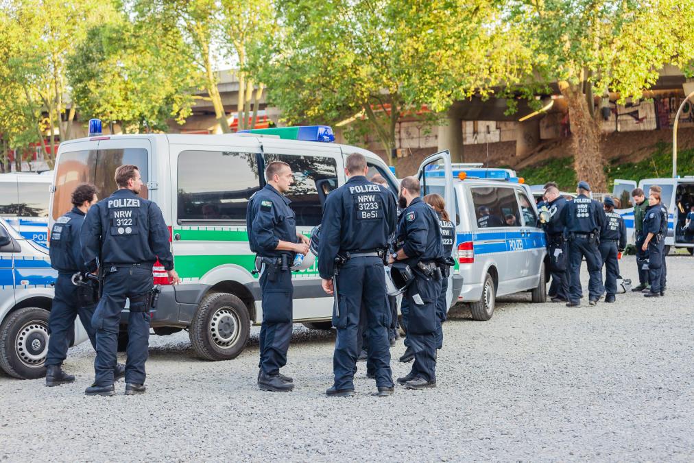 PUCNJAVA ISPRED SUPERMARKETA! Muškarac otvorio vatru na policajce, usledio krvavi obračun! Drama u Nemačkoj