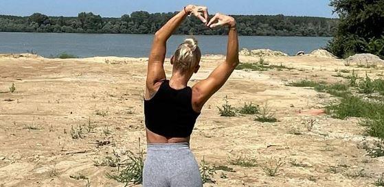"OPUSTILA SI SE, STIGLE SU TE GODINE" Bivšu košarkašicu izvređali na mrežama, ona se oglasila s mora u bikiniju i evo šta je poručila