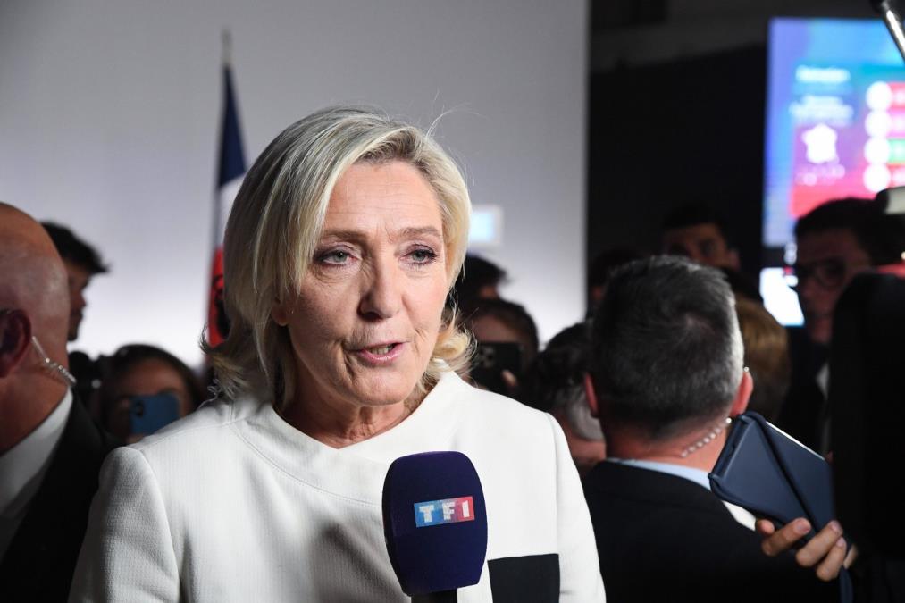 OD NANOGICE DO JELISEJSKE PALATE: Marin Le Pen vodi u anketama za predsedničke izbore uprkos presudi