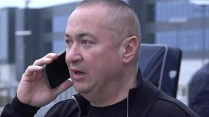 "OSTAVILA ME SLAĐA, IDEM U LUDNICU!" Đani šokirao na aerodromu, sav u belom i sa zlatnim satom privukao sve poglede