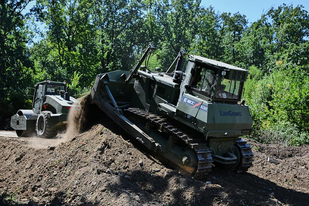 VOJSKA NA TERENU! Pripadnici Treće brigade uređuju manastirsku portu, rekonstruišu put i formiraju protivpožarni pojas kod Bele Palanke