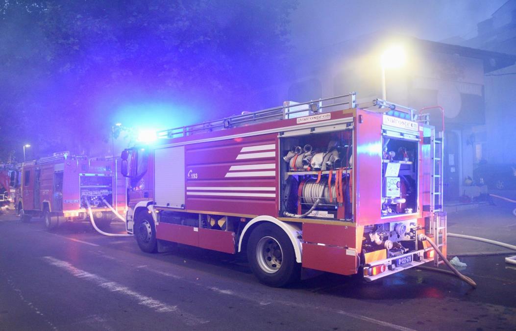 ZAPALJENI LUKSUZNI AUTOMOBILI NA VOŽDOVCU: Bačena zapaljiva tečnost, izgoreli "rendž rover" i BMW, ona je vlasnica