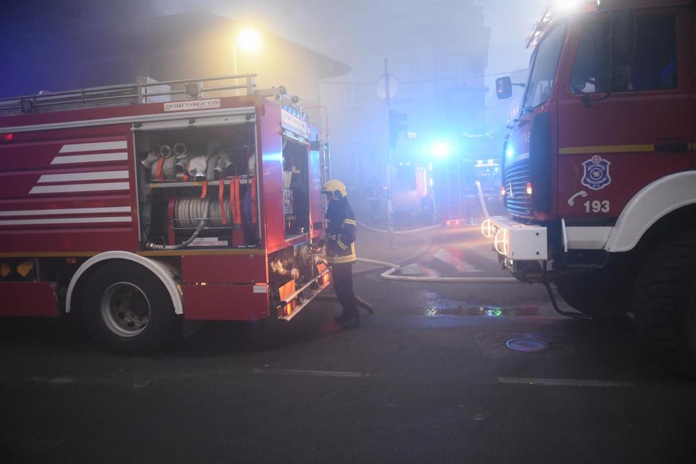 OTKRIVEN UZROK VELIKOG POŽARA U BEOGRADU Gorelo u podrumu u Sarajevskoj ulici: Među evakuisanim stanarima i BEBA (VIDEO)