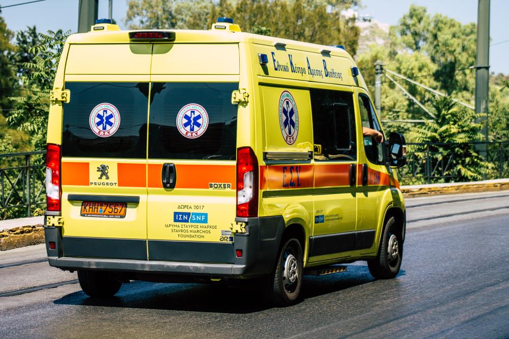 STRAVIČAN SUDAR SANITETA I AUTOMOBILA! Pogledajte jezivi snimak sa Krita: Vozilo hitne pomoći se prevrnulo tokom reanimacije, pacijent PREMINUO! (VIDEO) 