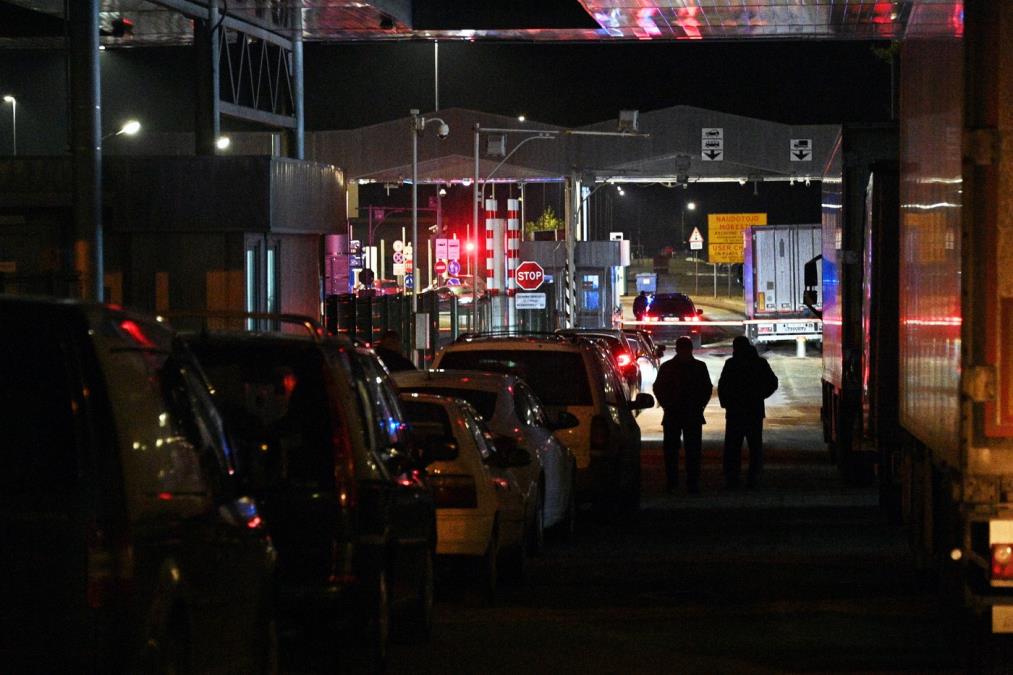 CARINICI ZAUSTAVILI KOMBI NA PREŠEVU, USLEDILO MOMENTALNO HAPŠENJE: Pogledajte šta su našli u vozilu muškarca (37) iz Severne Makedonije (FOTO)