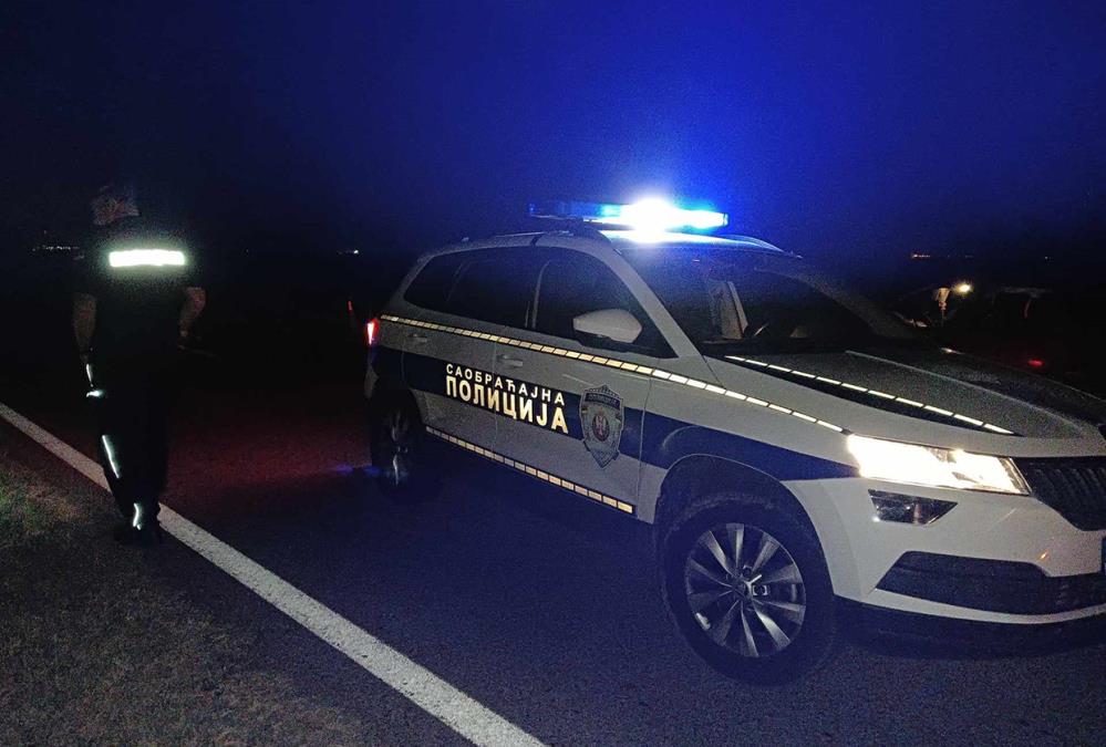 AUTOMOBIL SLETEO SA PUTA, PRIKOLICA PREPREČILA CEO KOLOVOZ Saobraćajna nezgoda kod Zaječara, niko ne može da prođe