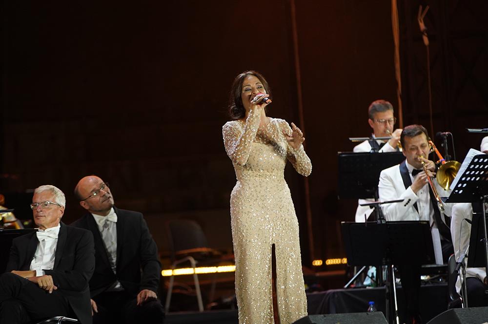 OSTALA SAMA SA DVOMESEČNOM BEBOM! Bolna ispovest pevačice koju je muž ostavio dok je bila trudna: Bila sam fizički i psihički slomljena