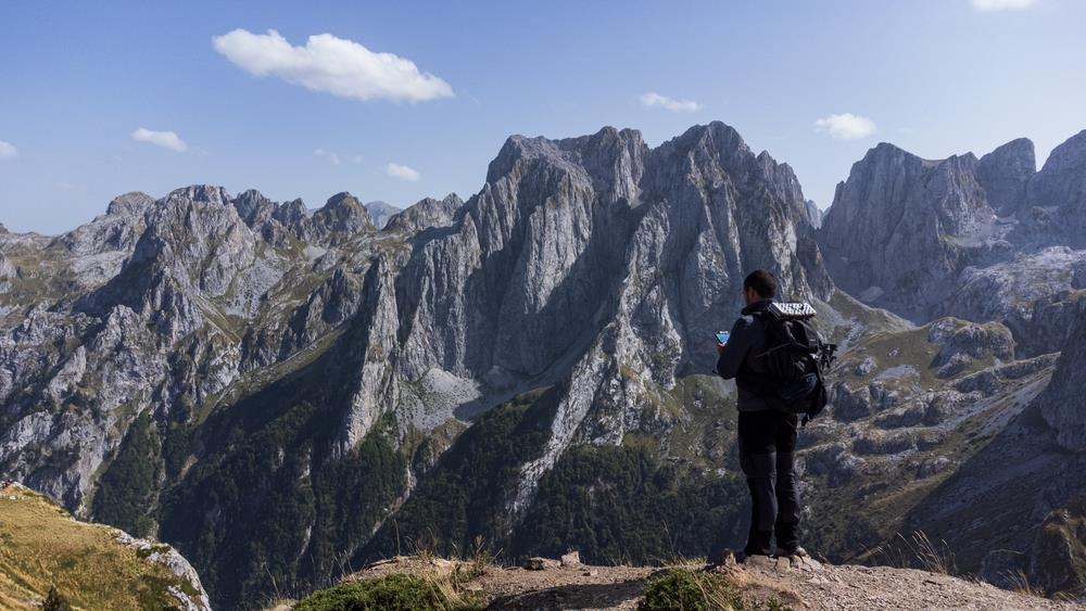 NESVAKIDAŠNJI "ULOV" U ČEŠKOJ: Planinari u skrovištu našli posudu PREPUNU ZLATNIKA, ali to nije sve! Stručnjaci se hitno oglasili - POSTAVLJA SE OVO PITANJE