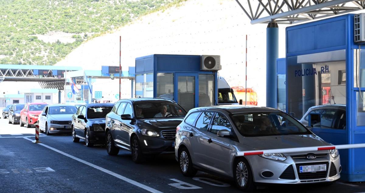 "Gađaju ti auto usred vožnje, a onda te jure" Opasni prevaranti u BMW i "golfu" haraju na putevima u komšiluku, a kad te zaustave sledi šok