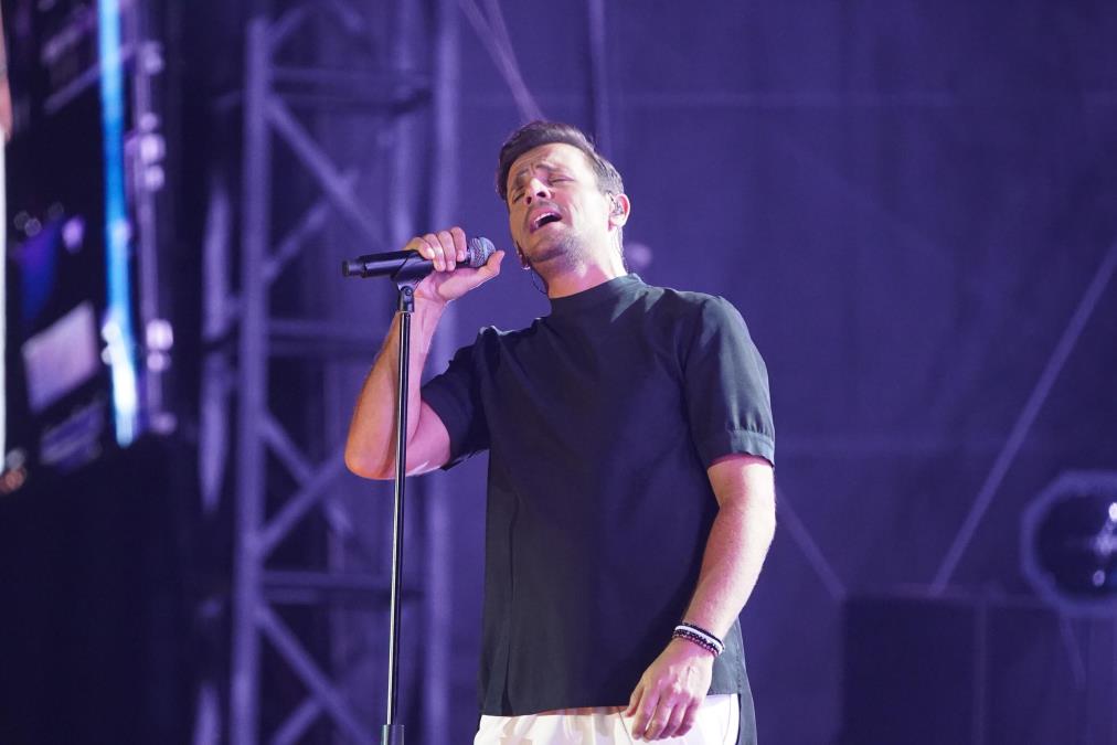 "Presrećan sam što sam ponovo u Beogradu!" Nikos Vertis nastupa na Belgrade River Festu, srpske zvezde došle da ga slušaju (VIDEO)