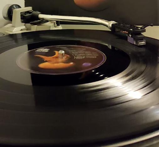 VINIL PONOVO VLADA! Zarada prešla MILIJARDU dolara, ploče postale hit i među mlađima