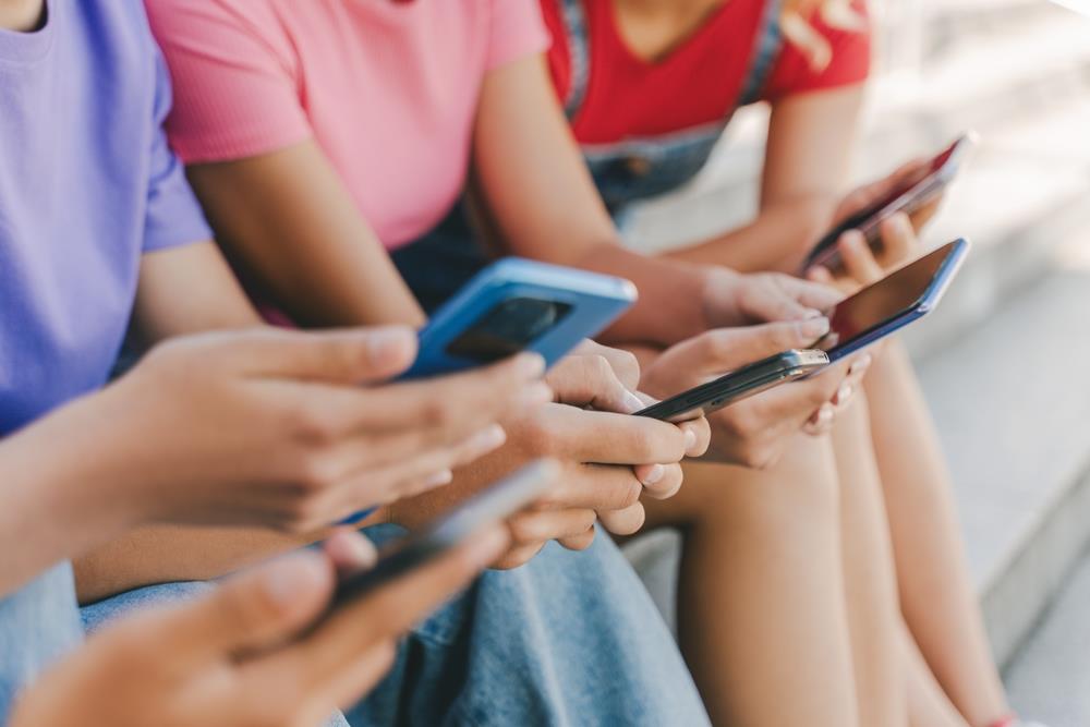 Telefoni pod ključem! Stižu stroga pravila za sve osnovce i srednjoškolce, evo šta se menja