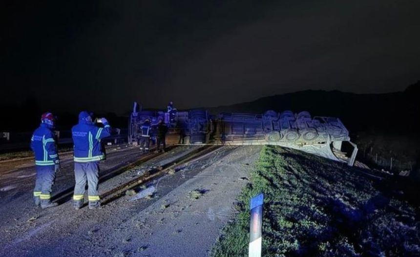STRAVIČAN SUDAR KAMIONA I KOMBIJA KOD BIJELJINE! Mladić poginuo na licu mesta, vozač kamiona povređen, obilaznica potpuno blokirana