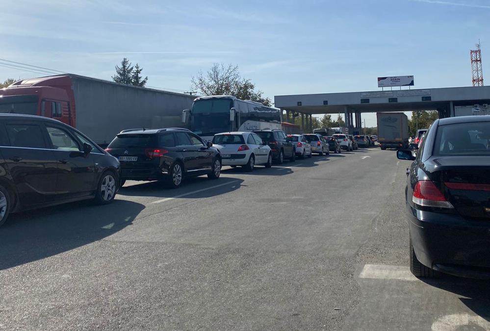 Pažljivo vozite zbog promene vremena: Na graničnim prelazima, na izlazu iz Srbije, teretna vozila čekaju i do pet sati