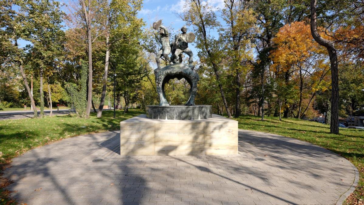 Tri skulpture srpskih vojnika na Savskom vencu: Spomenik herojima sa Košara, jedan od novijih simbola Beograda FOTO